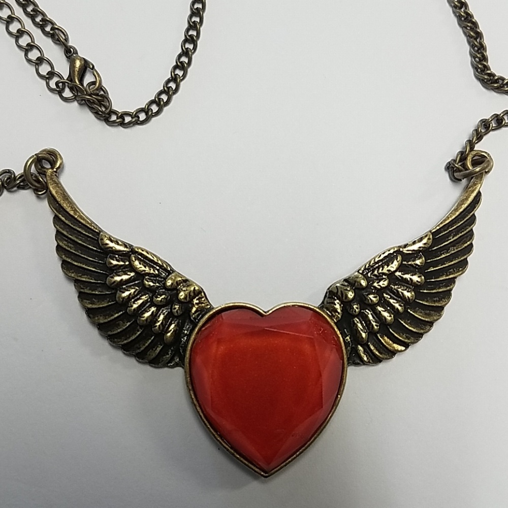 Heart and wings necklace - Picture 2 of 5